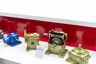 Çeşitli şekil ve kesitlerde solucan dişlisi, vites kutusu ya da endüstriyel vites küçültücü ekipmanları taşıyan ayrıntılı dişliler görülüyor.