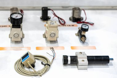 Şok, çeşitli pnömatik ekipmanlarla birlikte emilmiş ve dijital ekran basınç düğmesi ile değiştirilmiştir. Ölçek valf kontrol düzenleyicisi vs. endüstriyel otomasyon makinesi için