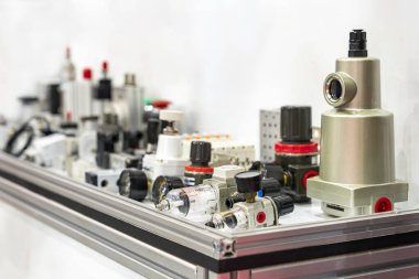 Pnömatik teçhizat. Hassas hava filtresi regülatör kayganlaştırıcı vb. makine sistemi üretim süreci için sanayi tablosu