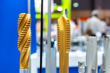 Yeni ve hassas metal tıkırtı kesme araçları eşikli delik yapımı için üretim sürecinde altın kaplama