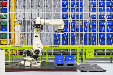 Ürün kutusunu depodaki raflara ve nakliye hattına taşımak için otomatik kol tutma sistemine sahip akıllı robot.