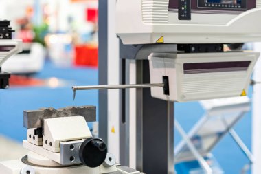 pürüzlü ve çevresel ölçüm makinesi denetimi sırasında mengeneye konmuş iş parçası metal parçası veya ürün