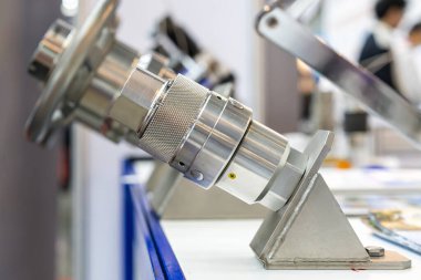 Ağır sanayinin pnömatik hidrolik sistemi ya da hava ya da sıvı transferi için hızlı bağlantı sağlayan metal yüksek basınçlı hortum.