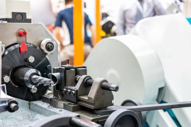 4 flüt spiral kesme aracı ve çelik tüp veya cnc torna makinesi üretim süreci üzerine çalışma