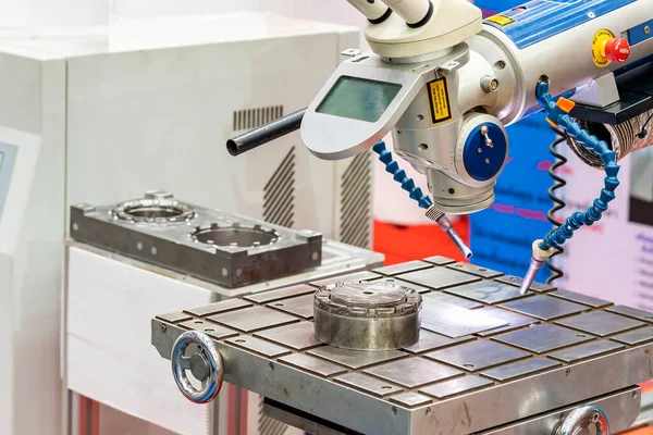 Saldatrice Laser Alta Tecnologia Precisione Pezzo Campione Sul Tavolo Lavoro — Foto Stock