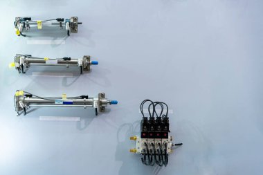 Pnömatik teçhizat. Otomatik makine sistemi veya endüstriyel üretim süreci için hava silindiri ve manifoldlar solenoid vanası