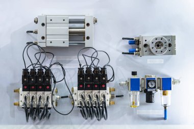 çeşitli tip pnömatik ekipmanlar, örneğin. Hava silindiri ve döner pnömatik masa manifoltları otomatik sistem veya endüstriyel üretim süreci için solenoid kapakçık düzenleyici