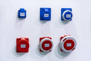 Sanayideki elektrik yüksek voltajı için çeşitli renklerde kırmızı mavi elektrikli makine güç prizi bağlantıları
