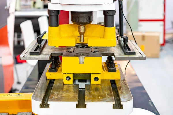 Штамповка Штамповка Гидравлической Штамповочной Машины Резки Листового Металла Промышленного Производства — стоковое фото
