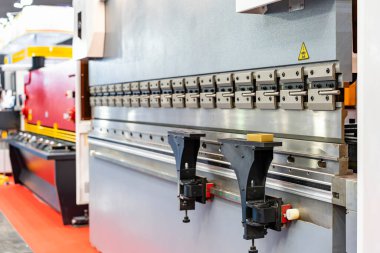 Endüstriyel tabakada oluşacak metal tabakalar için yüksek hassasiyetli cnc hidrolik bükme makinesi yüzünden üst katman bükme bıçağını kapat ya da yumrukla ve öl