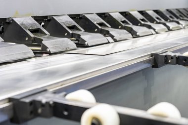 Endüstriyel bükme işleminden önce metal levha veya çelik plaka için çentikleme ve kesme makinesinin pens dişlerini kapat