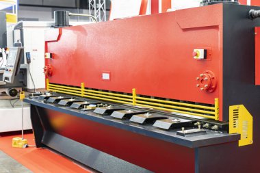Sanayide metal levha veya plaka kesmek için yüksek hassasiyetli hidrolik kırpma makinesi
