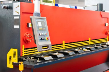 Endüstriyel alanda metal levha veya plaka kesmek için yüksek hassasiyetli hidrolik kırpma makinesinin monitör ekranı ve anahtarı ile akıllı kontrol panelini kapat