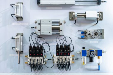 çeşitli tip pnömatik ekipmanlar, örneğin. Hava silindiri ve döner pnömatik masa manifoltları otomatik sistem veya endüstriyel üretim süreci için solenoid kapakçık düzenleyici