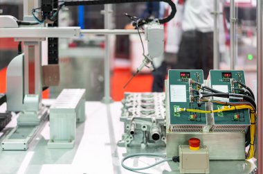 Programlanabilir Mantık Kontrolcüsü PLC endüstriyel otomasyon sistemlerinin geniş çeşitlilikteki kontrolü için gelişmiş teknoloji