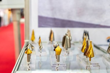 hss koni ya da konik adım matkabı metal delik sondaj ve konik karşı lavabo kesici matkap delme delik ve üretim işlemi için odacılıktır