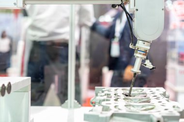 yüksek teknoloji kesinlik vakum emici emme montaj emme vanası sırasında silindir başlı motor veya motorlu araç endüstriyel üretim sürecinin ürünleri ile yüksek teknoloji otomatik seçim