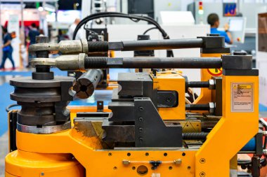 Sallanan kolu kapat ve klempi bük. Endüstriyel metal üretiminde kullanılan hassas otomatik cnc hidrolik basınç borusu ya da tüp bükme makinesi seti.