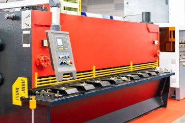 Endüstriyel tabakalarda metal tabakaları kesmek için yüksek hassasiyetli hidrolik kırpma makinesinin dokunmatik ekran ve anahtarına sahip akıllı kontrol paneli