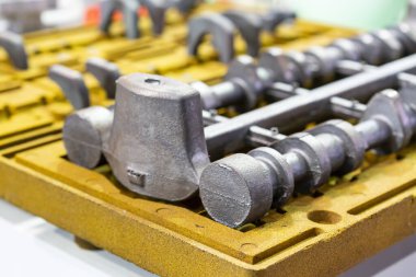 Endüstriyel üretimin reçine kaplı kum kabuğu kalıbı üzerine cam şaft otomobil ürünü numune dökme kapatın