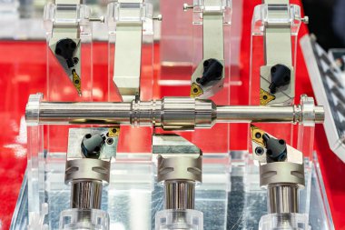 Örnek kesme araçlarını kapat ve iş parçalarını göster işlevi veya endüstriyel üretim işlemleri için cnc makine veya torna makinesinin nasıl kullanılacağını göster