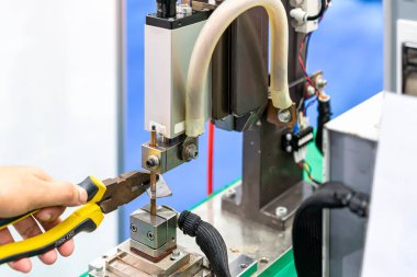 Close up metal metal sheet or work piece during working by resistance spot welding manufacturing process