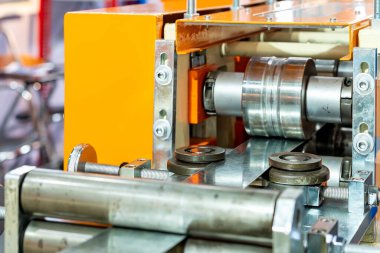 Endüstriyel üretim işlemleri için sürekli yüksek hızda metal levha şeridi, c şeklindeki ışın oluşturma makinesinin paten besleme birimi
