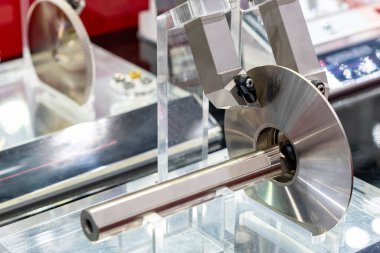 Örnek kesme araçlarını kapat ve iş parçalarını göster işlevi veya endüstriyel üretim işlemleri için cnc makine veya torna makinesinin nasıl kullanılacağını göster