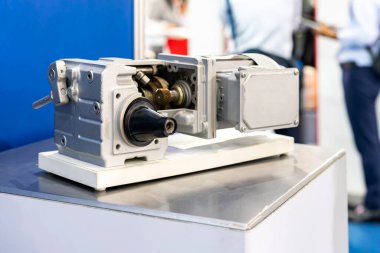 Bağlantı mili ve kesiti metali gösteriyor çeşitli dişliler konut şaftı detayı iletim şanzımanı içinde elektrik indüksiyon motoru ile endüstriyel montaj için