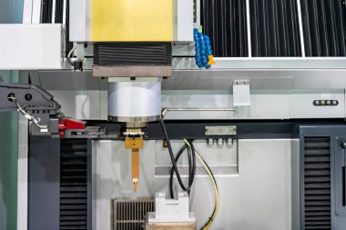 Otomatik elektrik boşaltma makinesinin (edm) ayarı sırasında bakır elektrodu kapat veya kıvılcım makinesini çalıştır