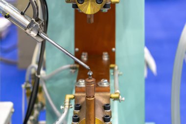 Endüstriyel alanda metal montaj için kaynak makinesinin üst ve alt bakır elektrot ve malzeme besleme ünitesini kapat