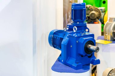 Metal indirgeyici şanzıman ve elektrikli motor.