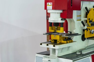 Hidrolik yumruk bükücü ve çeşitli şekillerde metal kesmek için çentik makinesi. yuvarlak çubuk açısı kare düz plaka u kanalı vs..