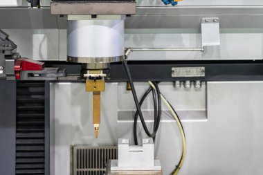 Otomatik elektrik boşaltma makinesinin (edm) ayarı sırasında bakır elektrodu kapat veya kıvılcım makinesini çalıştır