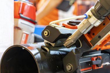 Sıkıcı matkap ucu ve kalıcı manyetik matkapla delik deşik edildikten sonra çelik tüp veya boru işyerini kapatın