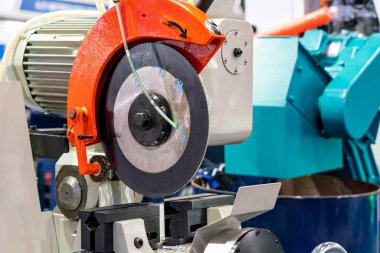 Metal kesim için elektrikli testere makinesini kapatın. Endüstriyel işlerde derinlik çok az.