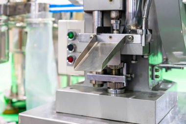 İlaç endüstriyel üretim süreci için tek yumruk tableti baskı makinesinin kapanış prizi.