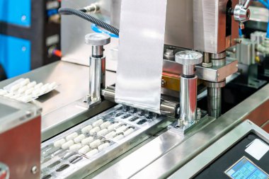 Üretim sırasında endüstriyel ilaçlar için makine kabarcıkları paketleme makinesi tarafından ptp kağıdına sarılmış kapsüller