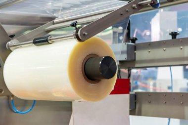 Gıda veya diğer eşyalar için otomatik paketleme ya da doldurma makinesi sürücüsü üzerinde şeffaf plastik film kağıdını kapat