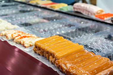 şeffaf zarf içine paketlendikten sonra et sosisi otomatik vakum paketleme makinesinde plastik