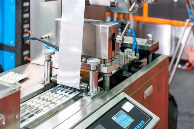 Üretim sırasında endüstriyel ilaçlar için makine kabarcıkları paketleme makinesi tarafından ptp kağıdına sarılmış kapsüller