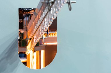 Taşıma sırasında, otomatikman üretilen su şişesinin otomatik olarak endüstriyel olarak şişelenmesiyle şeffaf, şeffaf, preform plastik evcil hayvan.