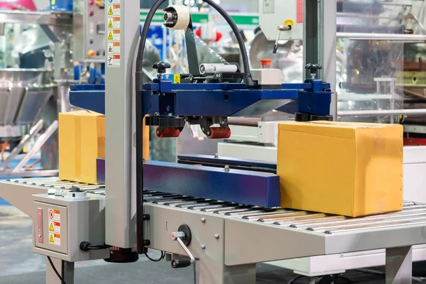 Ticari sanayi ambalajı için otomatik maskeleme bandı makinesinin silindir taşıyıcısı üzerinde karton kutu veya karton kutu