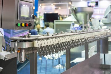 Sosislerin üretim sürecinde taşınması ve gıda endüstrisinin kontrol paneli için otomatik asma bandı makine taşıyıcısı