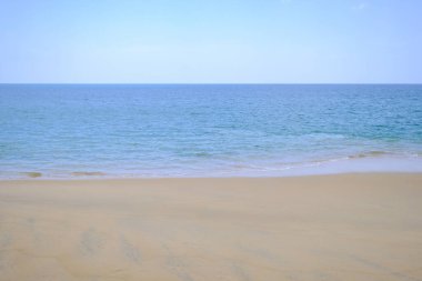 Manzara manzarası. Atmosfer çok güzel. Kum, deniz, gökyüzü rengi, Tayland plajı..