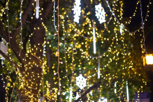 Imagem Borrada Luzes Decorativas Corda Livre Penduradas Jardim Durante Noite — Fotografia de Stock