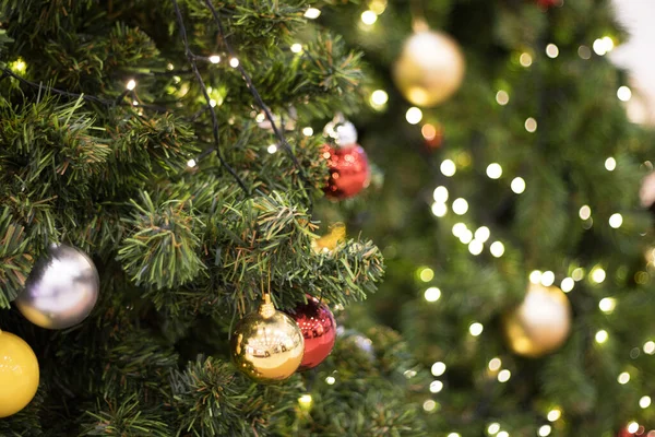 Top Altın Rengi Güzel Noel Ağacı Süslemeleri Ile Bokeh Altın — Stok fotoğraf