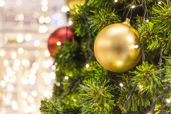 Bola Color Oro Hermoso Árbol Navidad Con Decoraciones Bokeh Fondo — Foto de Stock