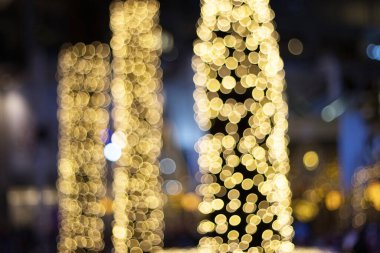 Gece festivalleri sezonunda bahçede asılı duran bulanık görüntü dekoratif dış mekan sicim ışıkları - dekoratif Noel ışıkları - mutlu yıllar 