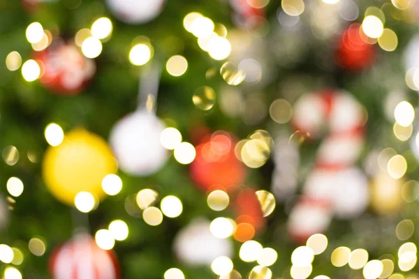 祭りのためのツリー上のぼやけたクリスマスの装飾 — ストック写真